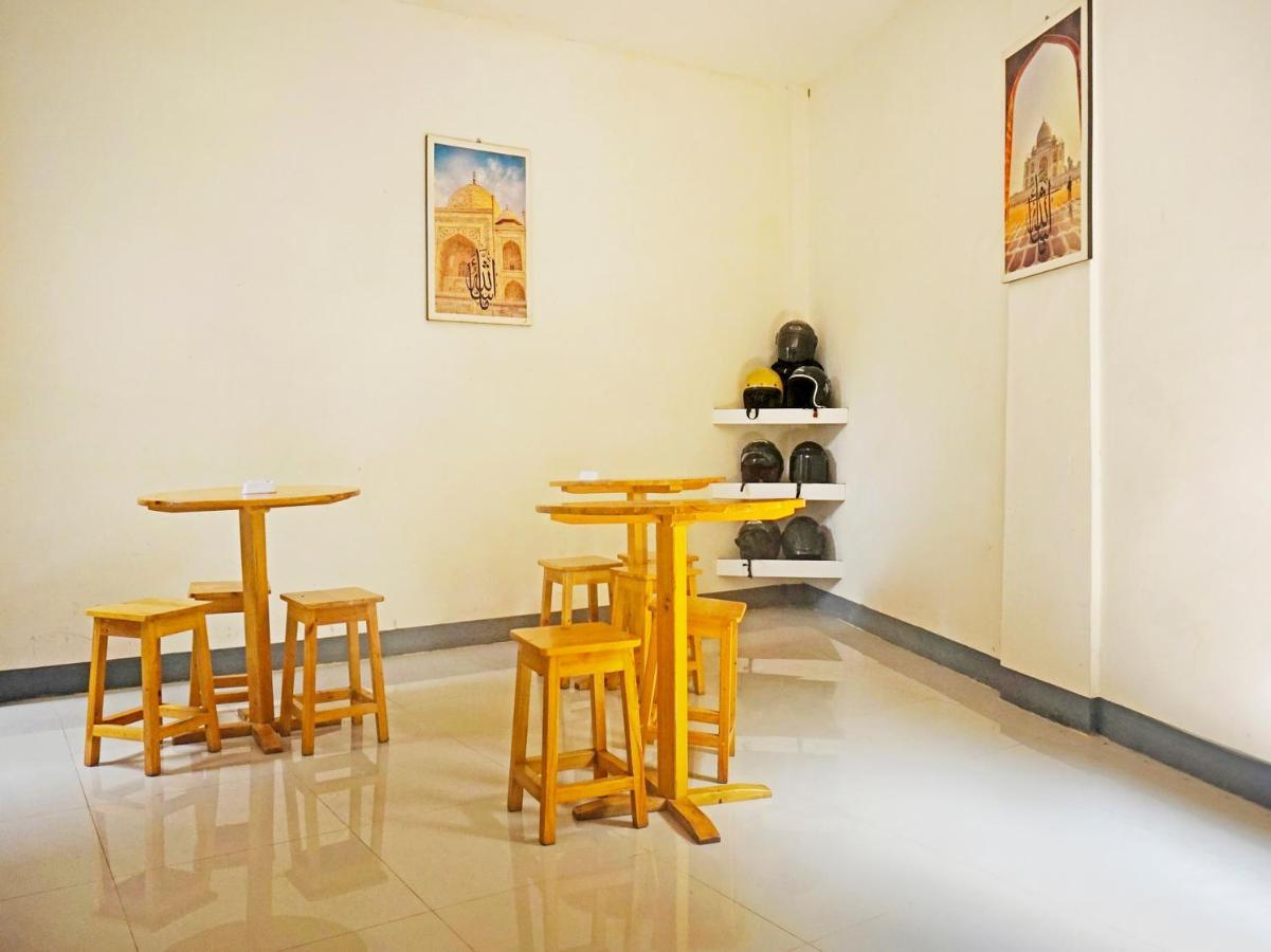 Oyo 91412 Ameera Inn Syariah Джакарта Екстериор снимка