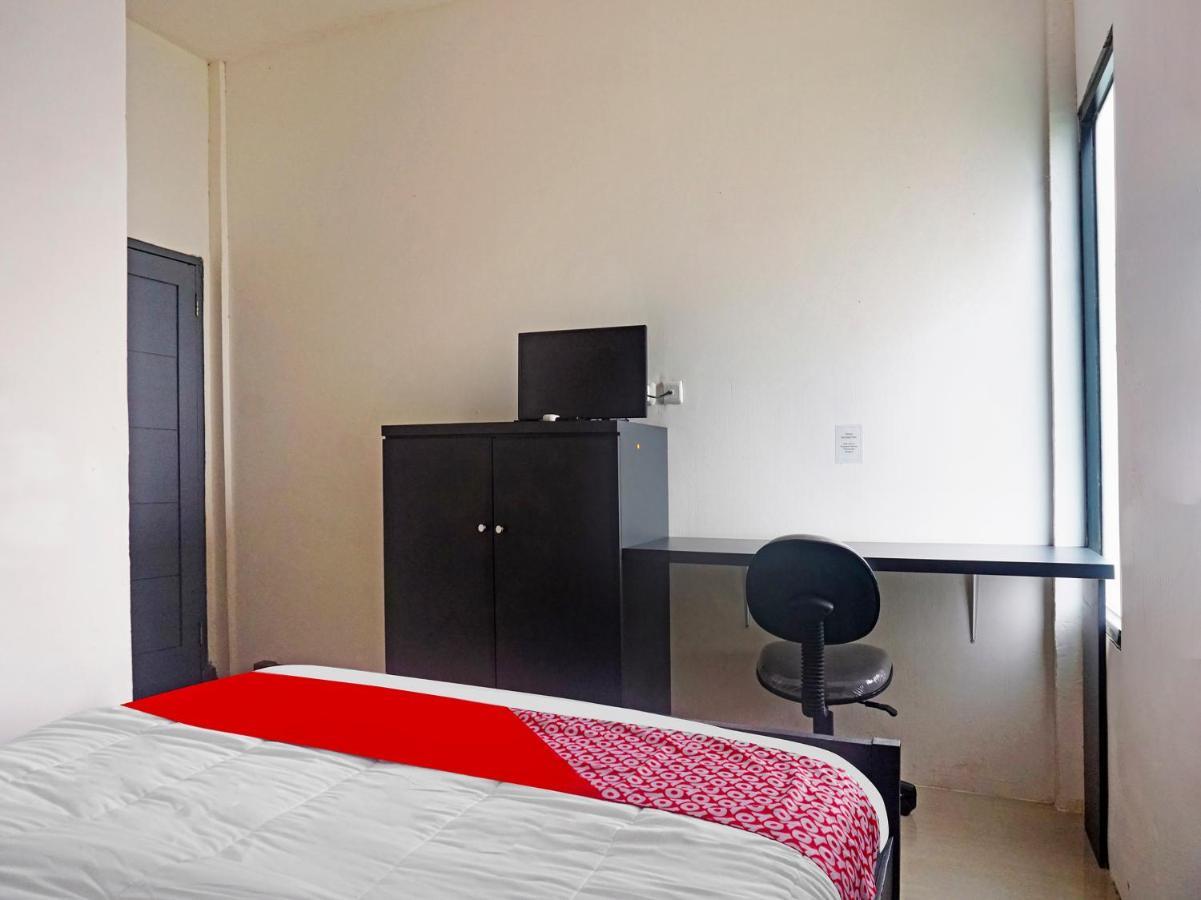 Oyo 91412 Ameera Inn Syariah Джакарта Екстериор снимка